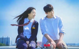Han Hyo Joo Santai Tendang Hyungsik Sampai Teriak di Lokasi Syuting 'Happiness'