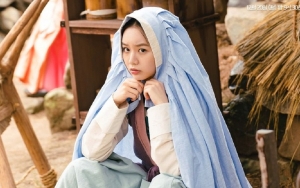 Suka Langgar Aturan, Ini Potret Hyeri di Still Cut Terbaru 'When Flowers Bloom, I Think of the Moon'