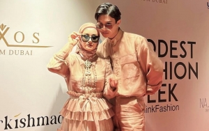 Rey Mbayang Bangga Dinda Hauw Tampil Mempesona Jalan di Catwalk, Fashion Kompak Ikut Banjir Pujian