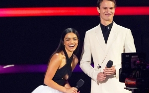 AMA 2021: Intip Momen Langka Ansel Elgort Sebagai Host Usai Dituding Lakukan Pelecehan Seksual