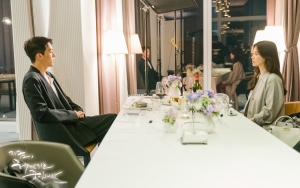 Foto Langka Jang Ki Yong dan Song Hye Kyo Saling Bersandar di Lokasi Syuting Curi Fokus
