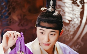Byeon Woo Seok Tetap Elegan Meski Jadi Pecandu Alkohol di 'When Flowers Bloom, I Think of the Moon'