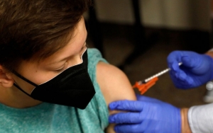 Epidemiolog Sorot Vaksinasi COVID-19 RI Menurun Meski Ada Ancaman Gelombang Ketiga