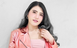 Via Vallen Tampil Kenakan Gaun Putih Ala Pengantin Dipuji Bak Barbie, Alis Malah Bikin  Salfok