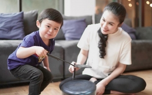 Raphael Putra Sandra Dewi Bantu Sahabatnya Lepas Sepatu, Dipuji 'Anak Sultan' Gak Sombong!