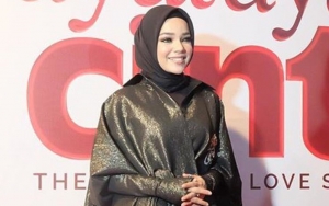 Dewi Sandra Bagikan Foto Lawas Orang Salat Jumat: Ini Gambar Kok Ngejleb Banget Ya