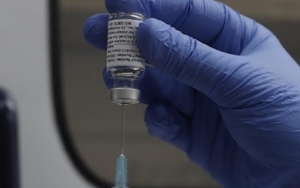 Heboh Varian Omicron, Luhut Ungkap Pemberian Booster Vaksin COVID-19 Dimulai Januari 2022