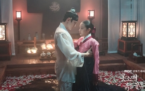 Bikin Baper, Junho 2PM Enggan Lepas Tangan Lee Se Young di Lokasi 'The Red Sleeve'