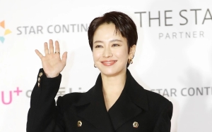 AAA 2021: Busana Song Ji Hyo Terlihat Robek, Bagian Tubuh Ini Terekspos