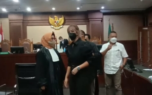 Didakwa Pasal Penyalahgunaan Narkoba, Nia Ramadhani Cuek Disinggung Soal Penampilan Baru