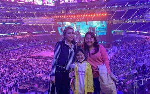 Keluarga ARMY, Intip 7 Momen Ayu Ting Ting Bareng Bilqis Dan Syifa Nonton Konser BTS