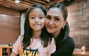 Bikin Haru, 8 Momen Akrab Donna Agnesia dan Putri Bungsu Yang Barengan Dirawat Inap