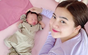 Baru Umur 3 Minggu, Bayi Felicya Angelista Bikin Gemas Sudah Sadar Camera