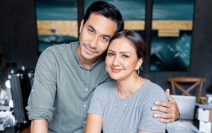 Pulang dari RS, Donna Agnesia Semringah Pamer Foto di Ranjang Bareng Darius Sinathrya