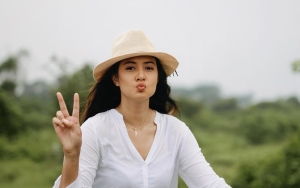 Bikin Salut, Aurelie Moeremans Lincah Main Rangku Alu Bareng Sandiaga Uno