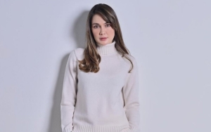 Pakai Outfit Mewah, Penampilan Luna Maya Mejeng Depan Gerobak Bakso Dipuji Kece Abis