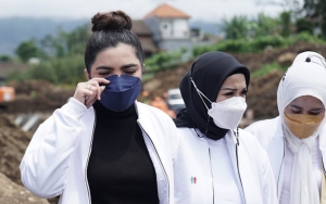 Gunung Semeru Erupsi, Ashanty Datangi Langsung Ke Lokasi Untuk Beri Bantuan Pada Warga Terdampak