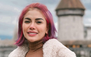 Terkapar Diare dan Pakai Kursi Roda, Nikita Mirzani Tetap Kece Pamer Rambut Pirang Dikuncir Dua