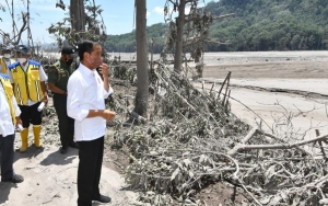 Tinjau Daerah Terdampak Erupsi Semeru, Jokowi Akan Relokasi Ribuan Rumah