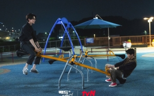 Cuma Pakai Handuk, Lee Dong Wook Histeris Disiksa Wi Ha Joon di Teaser 'Bad And Crazy' 