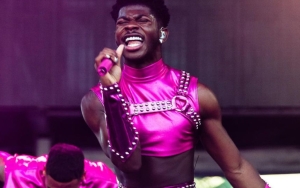 Lagi Sial, Momen Rok Lil Nas X Lepas Hingga Terjatuh Di Atas Panggung Tuai Sorotan