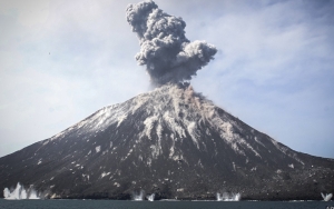 Erupsi Dahsyat Gunung Semeru Ikut 'Bangkitkan' Anak Krakatau? Begini Kata PVMBG