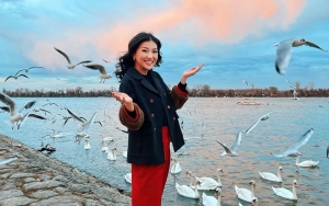 Lagi Di Tengah Salju, Sarwendah Tetap Tampil Kece Meski Cuma Dasteran 