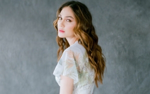 Luna Maya Tampil Elegan Kenakan Hanbok Bernuansa Emas, RM BTS Dijamin Bakal Kesengsem