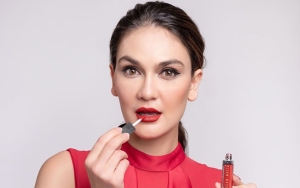 Total Outfit Simple Luna Maya, Harga Kaos Ngejreng Ini Bikin Geleng-geleng Kepala
