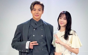 Park Eun Seok Sebar Keuwuan Bareng Lee Ji Ah, Pamer Sedang Berkemah Bikin Nostalgia 'The Penthouse'