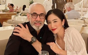 Kerap Dinyinyir, Foto 'Alakadar' Bunga Zainal Bareng Suami Malah Bikin Ketularan Senyum-senyum