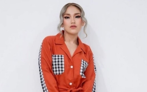 Karantina Sepulang dari LA, Ayu Ting Ting Girang Disambut Pernak-pernik BTS Bikin Fans Iri