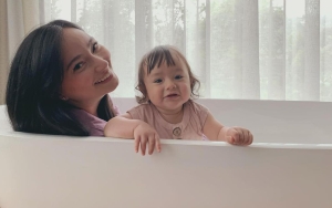 Cantik Ala Boneka, Putri Kecil Asmirandah Pakai Seragam SMA Super Cute