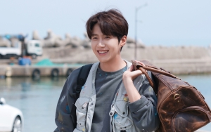 Poster Kim Seon Ho Bintangi 'Sad Tropics' Buatan Fans Terpajang di Billboard Times Square