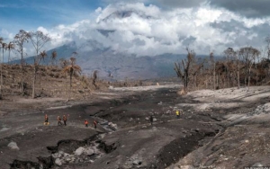 Seminggu Erupsi Semeru: Masih Gempa Guguran, Pelaku Penjarahan Rumah Korban Berhasil Ditangkap