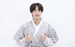 Jin BTS Pakai Baju Model Kantong Tidur, Visual Dipuji Yang Paling Penting