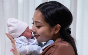 Cara Nagita Slavina Gendong Bayi Rayyanza Jadi Sorotan, Disebut Bikin Khawatir