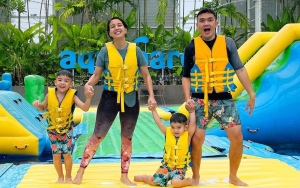 Berjemur Bareng Keluarga, Aksi Tya Ariestya Manjat Pohon Bikin Putra Bungsu Khawatir