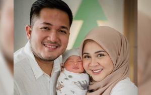 Kesha Ratuliu Nangis Haru Perdana Disenyumin Baby Qwenzy, Balas Telak Saat Dikomentari Cara Gendong