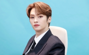 Lee Know Stray Kids Lebarkan Sayap Ke Varshow, Begini 8 Potret Charmingnya