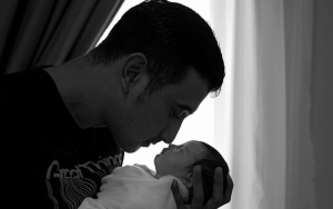 Putri Ali Syakieb Makin Sadar Kamera, Mata Abu-abu Bayi Guzel Bikin Salfok Dipuji Bule Banget