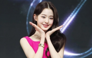 Inikah Alasan Jang Won Young IVE Selalu Tekuk Satu Kaki Saat Jadi MC?