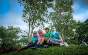 Ajak Anak-Anak Liburan Ke Finlandia, Ayu Azhari Sambangi Rumah Mantan Ibu Mertuanya