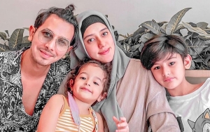Sonny Septian Dicandid Fairuz Saat Gercep Urus Bayi Tampan Sendawa, Mama-able Banget