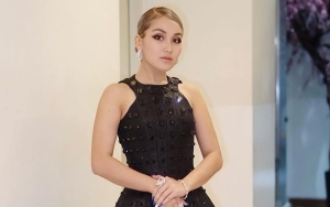 Dikira Pacar Baru, Ayu Ting Ting Foto Pakai Background Jin BTS Bikin Heboh