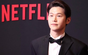 Bikin Tercengang, Aktor 'My Name' Lee Hak Joo Foto Nyentrik Pakai Rok Tuai Cibiran