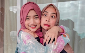 Reaksi Fuji Saat Ria Ricis Beri Tas Branded Disorot, Mayang Malah Kena Sentil