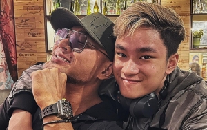 Deddy Corbuzier Ajarkan Anak Tiru Tanda Tangannya untuk Isi Rapor, Ungkap Alasan Bijak