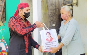 Geger Anggota F-PDIP DPR Bagikan Sembako Pakai Tas Gambar Puan Maharani, Begini Faktanya