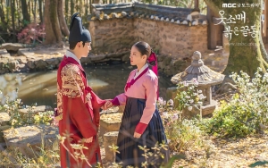 'The Red Slevee' Rilis Momen Intim Junho 2PM dan Lee Se Young, Bakal Ada Adegan Ranjang?